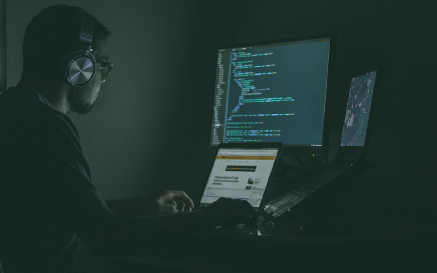 person using laptop computers by Jefferson Santos courtesy of Unsplash.